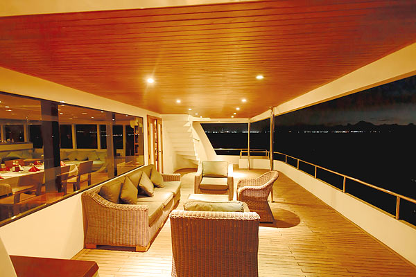Яхта Adora: полузатенённая открытая палуба.