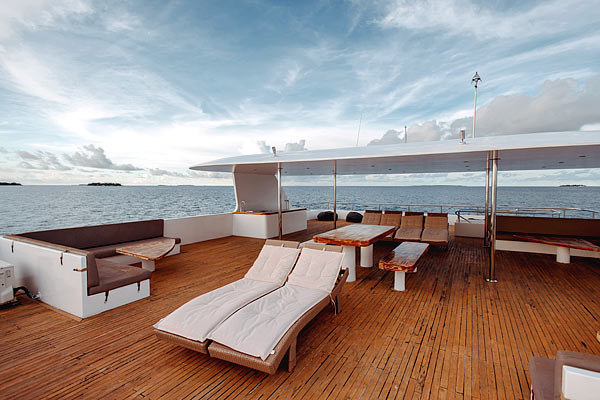 Яхта Adora: сан-дек.