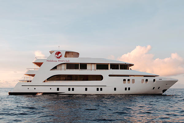 Дайвинг сафари на Мальдивах на яхте Adora.