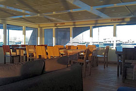 Яхта Adora: обеденный зал.