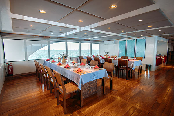 Яхта Adora: обеденный зал.