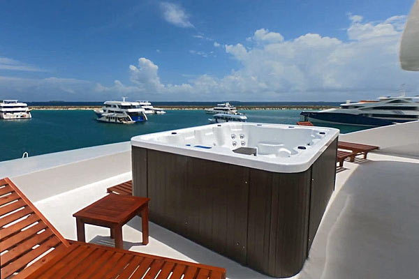 Ванна-джакузи на открытой палубе на яхте Fun Azul II