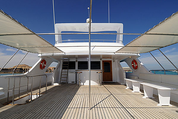 Яхта Blue Melody, Полузатененная палуба для коктейлей