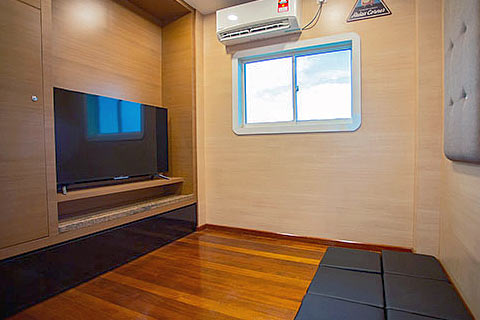 Отдельная комната с телевизором, DVD-плеером и музыкальным центром на яхте Celebes Explorer 9