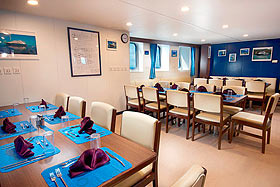 Обеденный зал на яхте French Polynesia Master