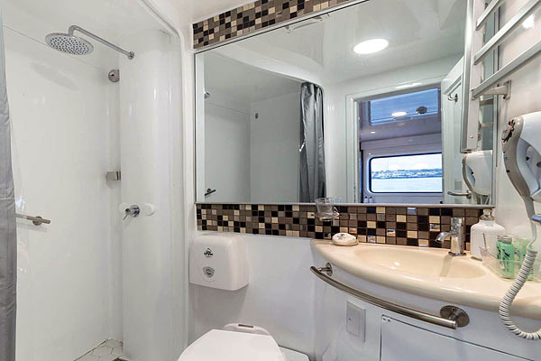 Яхта Galaxy Diver III: ванная комната