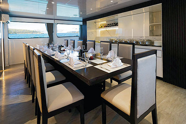 Яхта Galaxy Diver III: обеденный зал