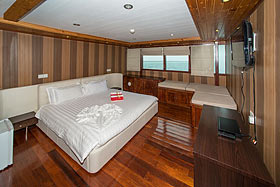 Яхта Emperor Leo (бывшая Ark Royal), каюта Suite