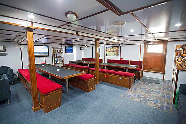 Обеденный зал на яхте Pacific Master