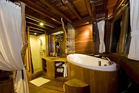 Ванная комната в каюте на яхте Dewi Nusantara.