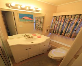 Сафари-бот Jardines Avalon F I: санузел с душем в каютах. Сафари-бот Jardines Avalon F I: санузел с душем в каютах.