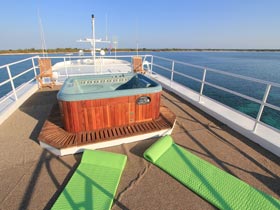 Сафари-бот Jardines Avalon F I: джакузи-ванна на сан-деке. Сафари-бот Jardines Avalon F I: джакузи-ванна на сан-деке.