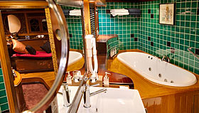 Ванная комната в каюте, яхта DhaainKanbaa