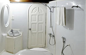 Яхта Maavahi. Ванная комната с душем