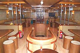 Обеденный зал на яхте Golden Emperor