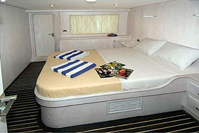 Каюта с двуспальной кроватью на яхте Aldebaran
