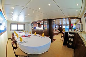 Яхта Okeanos Aggressor - обеденный зал.