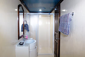 Ванная комната в каюте на яхте Sachika