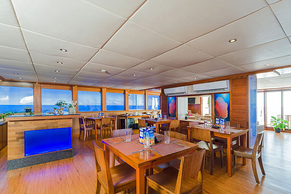 Обеденный зал на яхте Seafari Explorer
