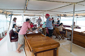 Полузатенённая открытая палуба на яхте The Phinisi 